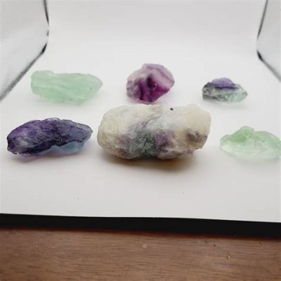  Fluorite: Un Mineral Versatile per la Ceramica e l'Ottica!